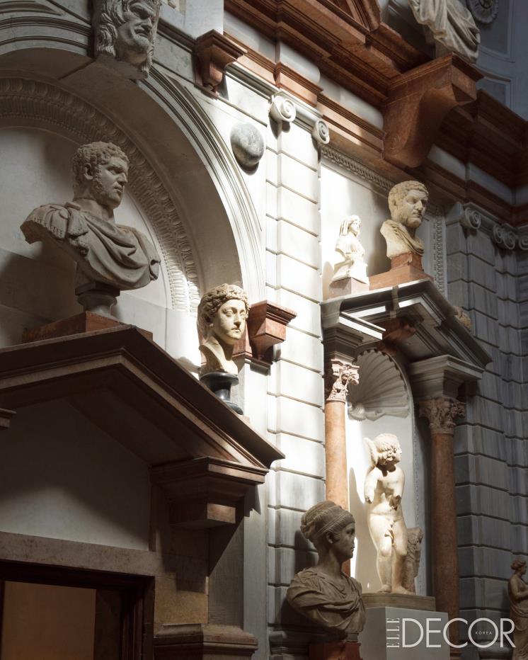 천창으로 햇살이 비추는 뮤제오 디 팔라초 그리마니의 트리뷰나.