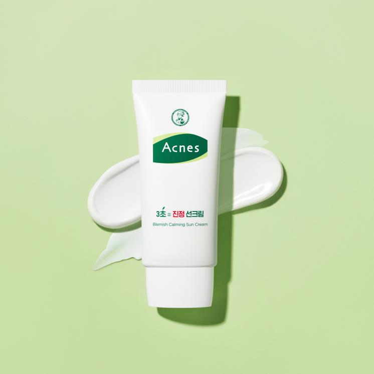 아크네스 3초 진정 선크림 SPF 50+/PA ++++ - 티트리잎, 병풀, 어성초 등이 자극을 진정시키고 여드름 피부에도 사용 적합하며 피지도 조절한다. 혼합 50g 2만 3천 원.