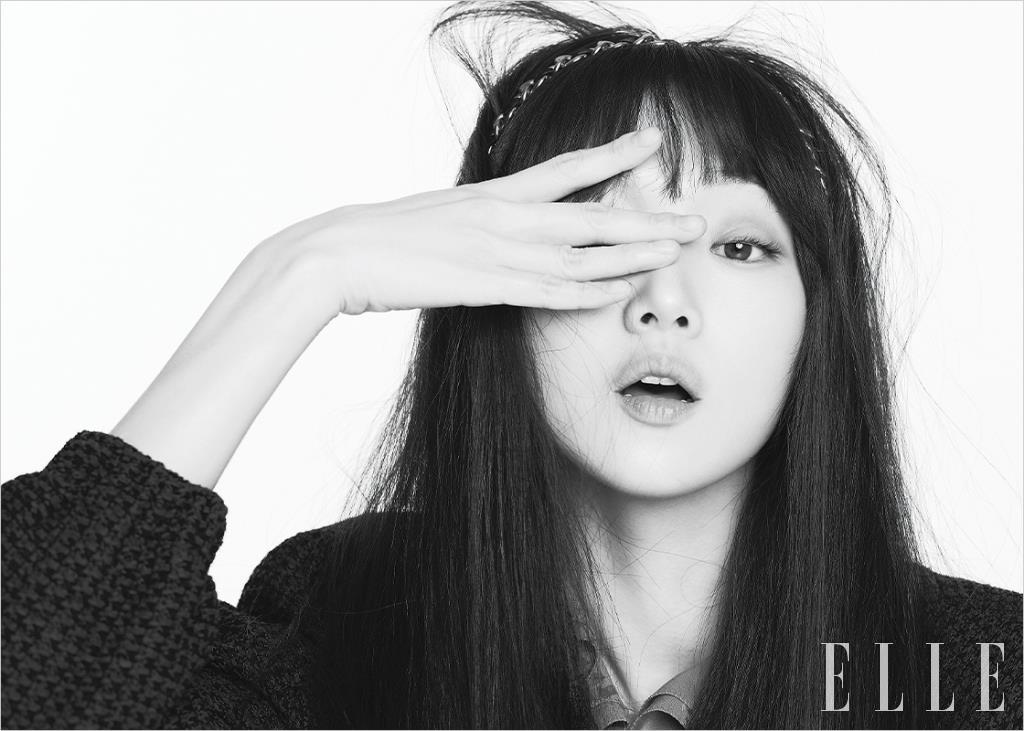 블라우스와 재킷, 헤어밴드는 모두 Chanel.