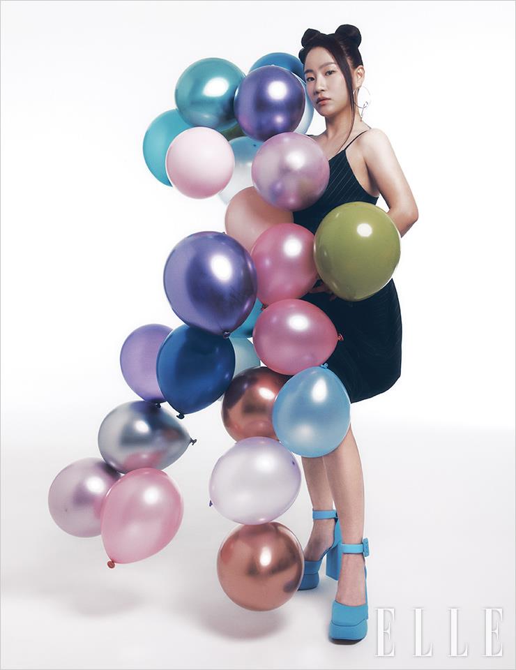 원피스는 People of the World. 구두는 Charles & Keith. 이어링은 Kvk.