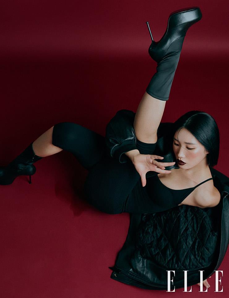  레더 재킷은 Balenciaga, 슈즈는 Toga X H&M, 보디수트는 스타일리스트 소장품