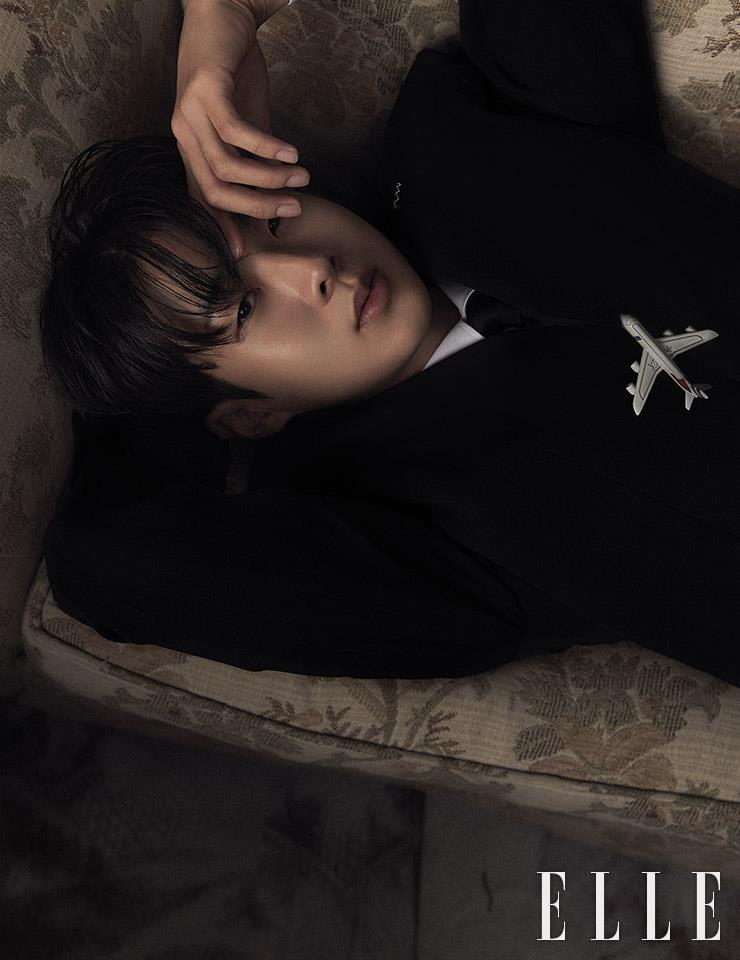 비행기 버튼이 돋보이는 재킷과 셔츠는 모두 Louis Vuitton Men’s Collection.
