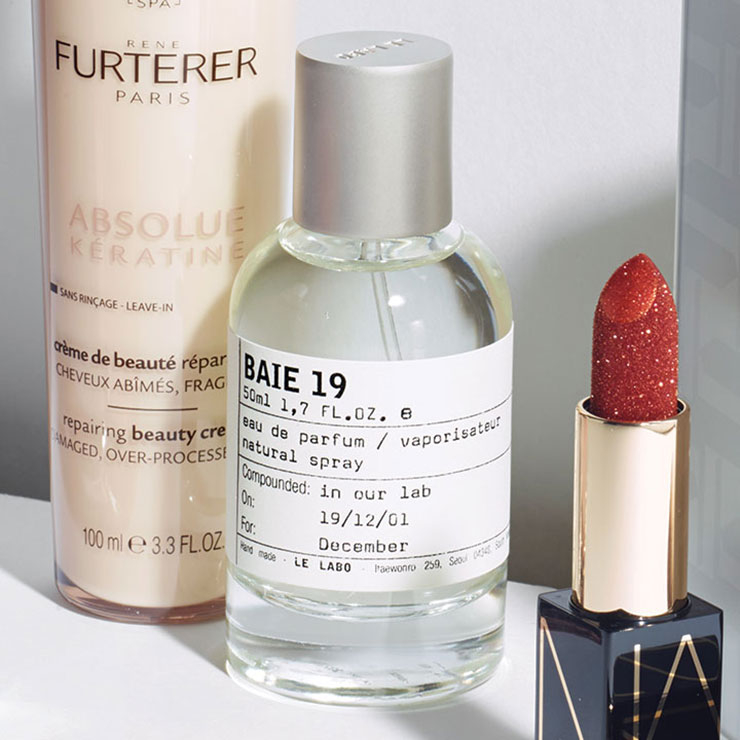 한겨울에 더욱 매력적으로 다가오는 상쾌한 향기는 주니퍼베리와 파촐리 덕분. 촉촉하게 비에 젖은 소나무 숲에서 크게 숨을 들이켰을 때 몸 안으로 전해지는 편안함을 후각으로 느낄 수 있다. 베이 19, 100ml 23만5천원, Le Labo.