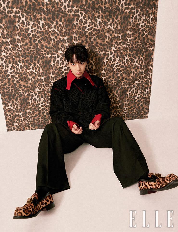 셔츠는 Gucci. 니트 풀오버와 팬츠는 모두 Valentino. 로퍼는 Dolce & Gabbana.