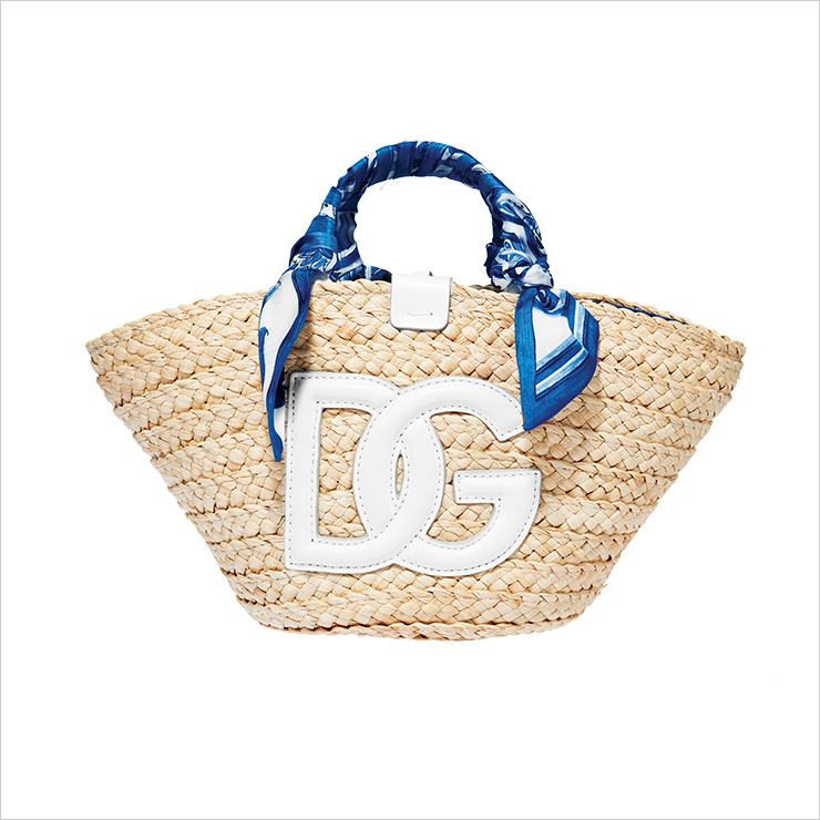 핸들을 감싼 실크 트윌 장식이 특징인 라피아 백은 가격 미정, Dolce & Gabbana. 