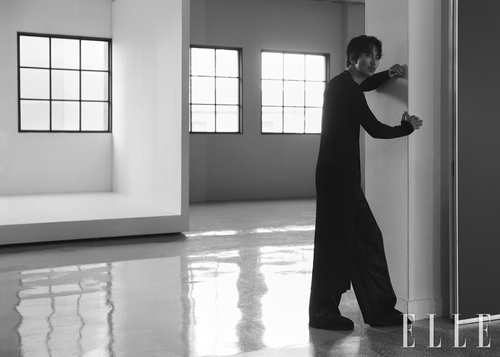 롱 카디건과 블랙 팬츠는 모두 Saint Laurent by Anthony Vaccarello.