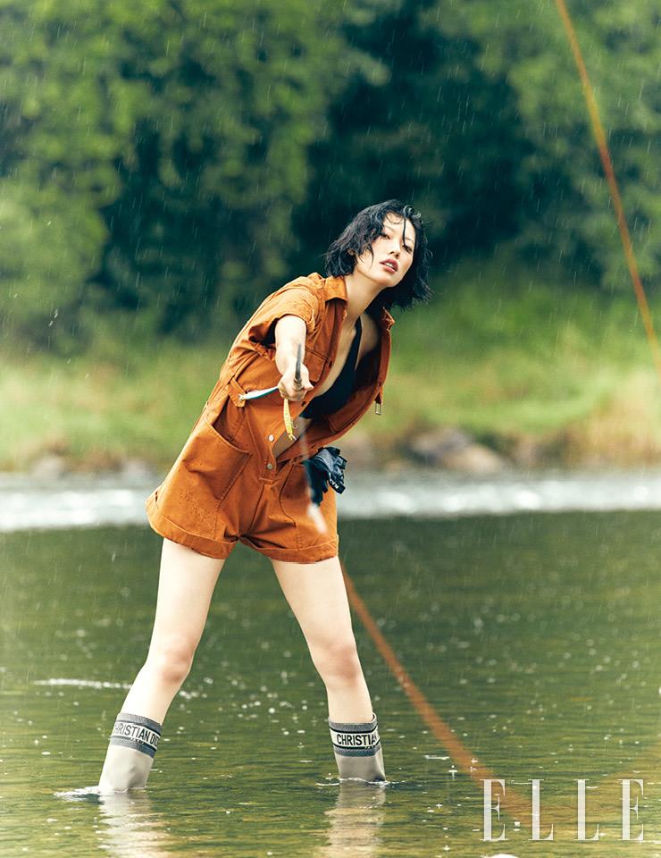 블랙 비키니 톱과 점프수트는 가격 미정, 모두 Hermès. 고무와 캔버스 소재 레인 부츠는 가격 미정, Dior. 주머니에 꽂은 글러브는 4만5천원, Blackyak.