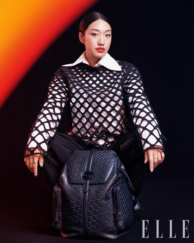  빅 엠블럼 자석 잠금 장치와 포켓 디테일이 인상적인 ‘울트라블랙 포켓 백팩’은 Montblanc. 셔츠, 네트 톱, 팬츠는 모두 Valentino.