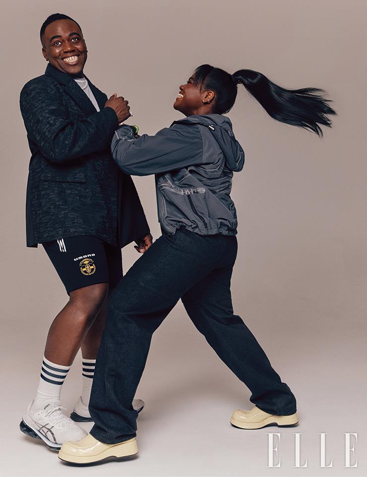 조나단이 입은 블랙 재킷은 And-End. 롱 슬리브 티셔츠와 쇼츠는 Umbro. 스니커즈는 Asics. 파트리샤가 입은 나일론 소재의 아우터는 Surgery. 블랙 팬츠는 And-End. 뮬은 스타일리스트 소장품.