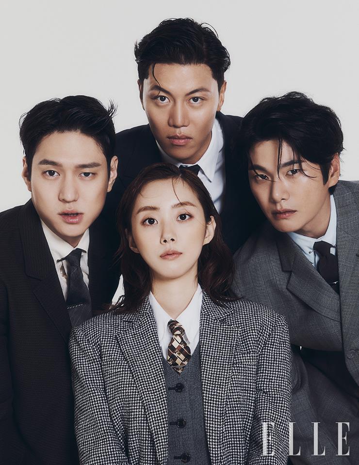 (왼쪽) 이이경이 입은 재킷과 셔츠, 팬츠, 슈즈는 모두 Dior Men. 타이와 칼라 핀, 타이핀은 모두 스타일리스트 소장품. 음문석이 입은 재킷과 셔츠는 모두 Dior Men. 팬츠는 Officine Generale. 슈즈는 Prada. 박세완이 입은 재킷과 베스트는 모두 YCH. 팬츠는 Maison Marais. 슈즈는 Briana. 타이는 Bell & Nouveau. 고경표가 입은 재킷과 팬츠는 모두 COS. 슈즈는 Giuseppe Zanotti. 타이와 칼라 핀, 타이핀은 모두 스타일리스트 소장품.