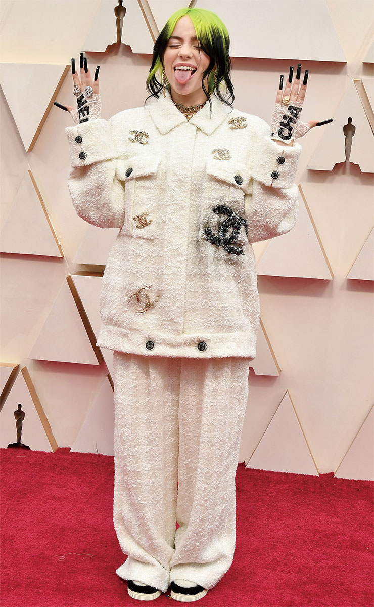 클래식한 샤넬의 트위드 수트에 파격적인 네일 아트와 브로치 스타일링으로 우아하고 고급스러운 스타일이 주를 이루는 레드 카펫 공식의 편견을 깨부쉈다.