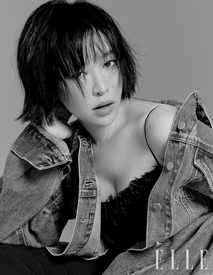 오버사이즈의 데님 재킷은 Mus&eacute;e. 깃털 장식의 슬리브리스 점프수트는 Zara.