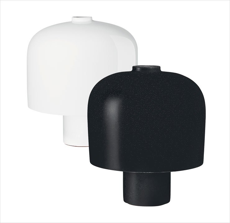 블랙 컬러는 화강암, 화이트 컬러는 도자기로 영국의 디자이너 듀오 바버 & 오스거비가 소재의 강점에 집중해 만든 ‘할로’와 ‘헤케이트’ 램프는 가격 미정, Herm&egrave;s.
