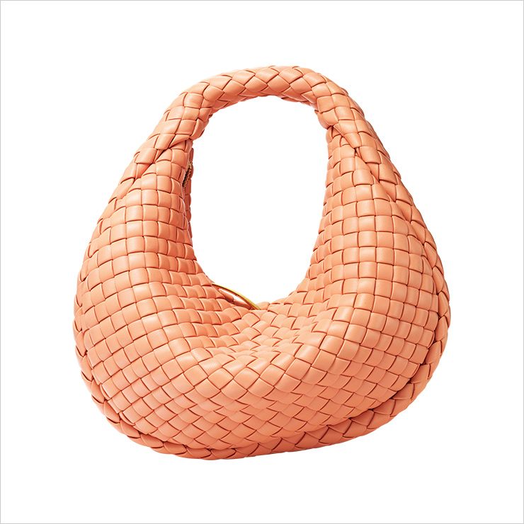 위빙 디테일이 특징인 백은 가격 미정, Bottega Veneta.