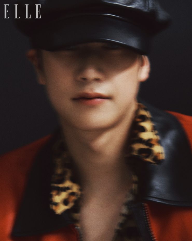  레더 재킷은 Ludan. 셔츠는 Wacko Maria. 레더 캡은 Stefan Cooke. 