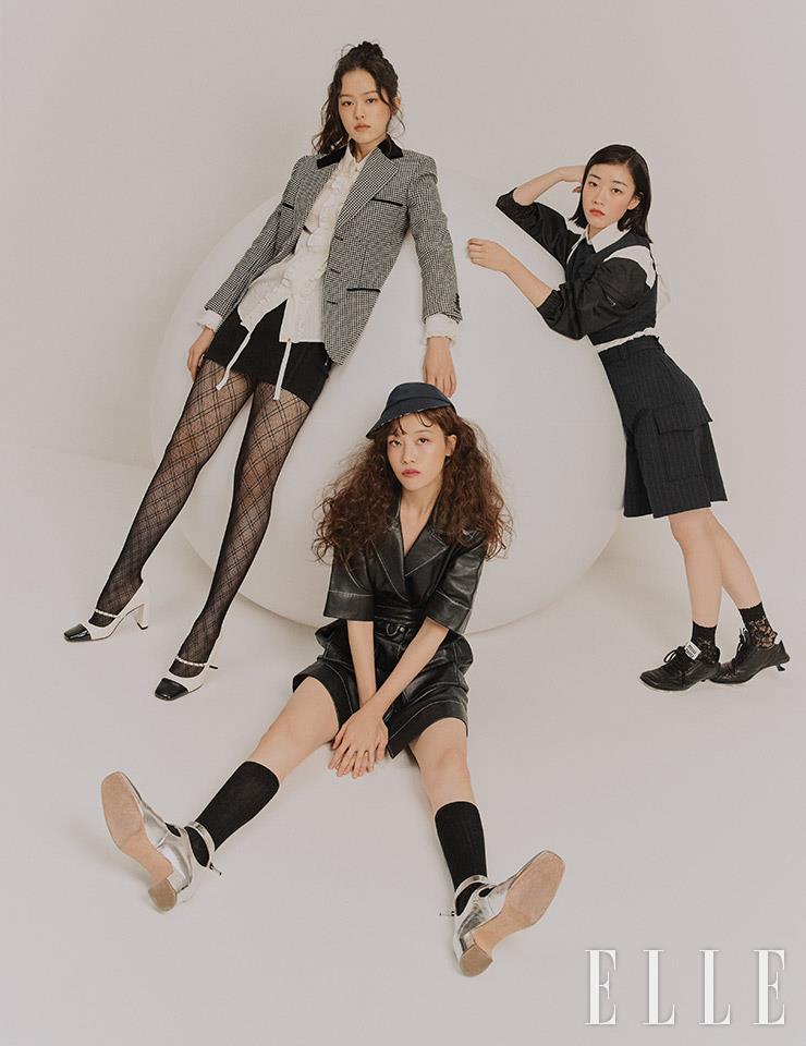 한성민이 입은 셔츠와 블레이저, 스커트, 타이즈는 모두 Saint Laurent. 방민아가 입은 벨티드 드레스는 Ganni. 심달기가 입은 화이트 셔츠는 Prada. 핀스트라이프 톱과 쇼츠는 Ganni by Beaker.