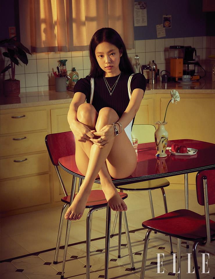 약지에 낀 라운드 컷 다이아몬드를 세팅한 베이지골드 코코 크러쉬 스몰 링. 새끼손가락에 낀 화이트골드 코코 크러쉬 미니 링. 화이트골드 코코 크러쉬 네크리스는 모두 Chanel Fine Jewelry. 