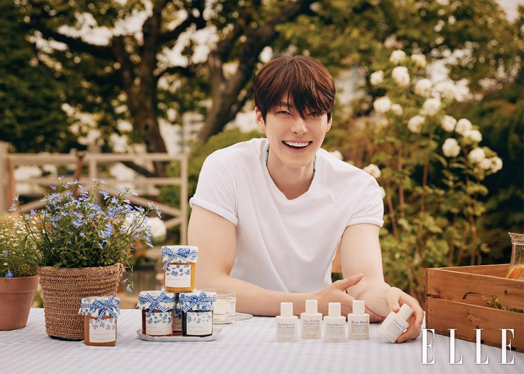 화이트 티셔츠는 Acne Studios. 비즈 네크리스는 스타일리스트 소장품.