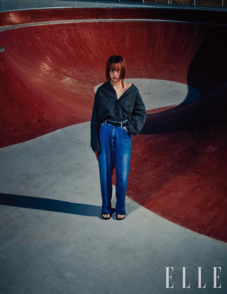 파자마 셔츠와 데님을 프린트한 트롱프뢰유 팬츠, 버클 샌들, 이어링, 코인 링, 벨트는 모두 Balenciaga.