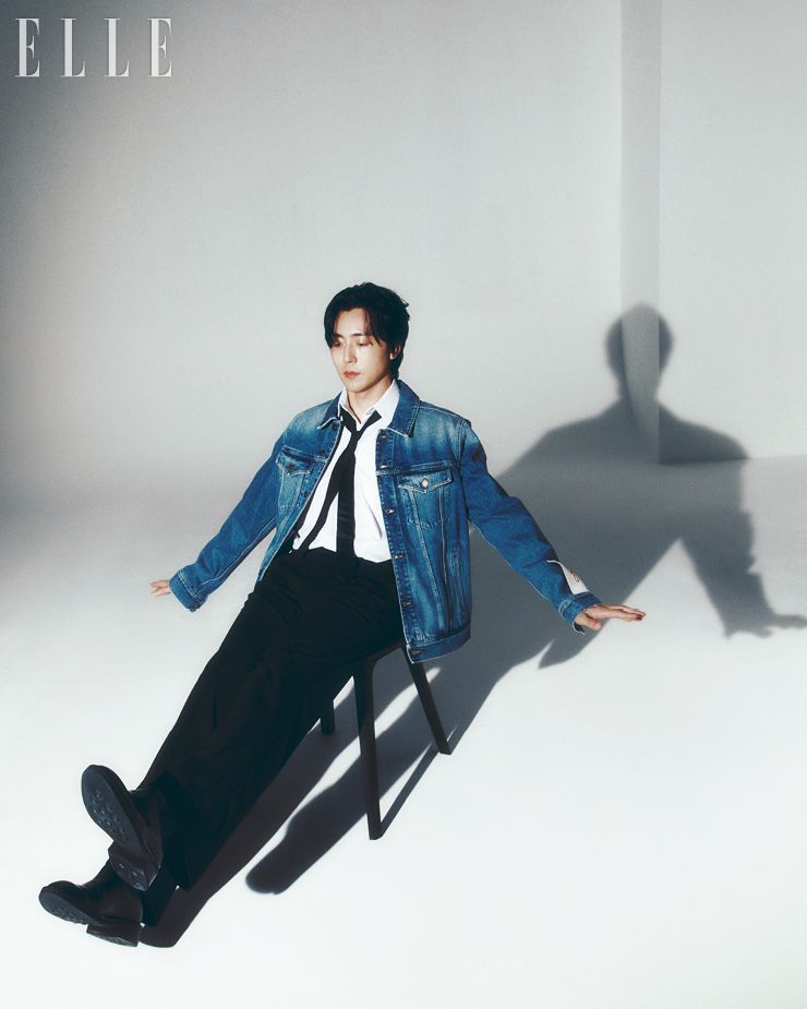 데님 재킷은 Golden Goose. 팬츠는 Wooyoungmi. 타이와 셔츠는 모두 스타일리스트 소장품.