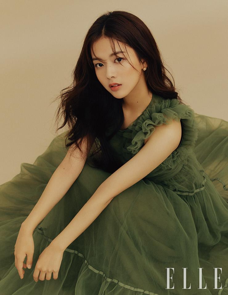  러플이 달린 드레스는 H&M Conscious Exclusive. 이어링은 Hei.