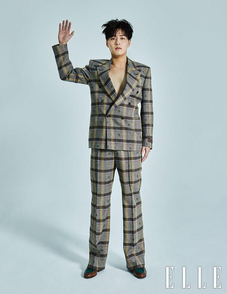  수트 세트업과 슈즈는 모두 Gucci. 