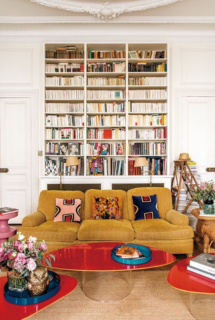  머스터드 색 소파가 거대한 책장 앞에 놓여 있다. 가지런히 배열된 기하학무늬의 쿠션은 지금 가장 뜨거운 인테리어 디자이너 중 한 명인 인디아 마다비(India Mahdavi)와 프랑스 대형 마트 체인 모노프리(Monoprix)의 협업으로 탄생한 것. 소파 중앙에 놓인 쿠션은 멕시코에서 구입했다.