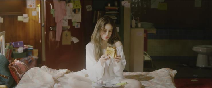 SOMI - 'What You Waiting For' M/V에서 캡쳐.
