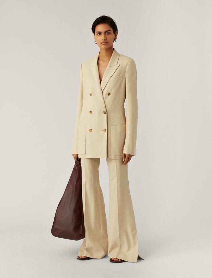 크리미한 버터 컬러가 우아한 리넨 재킷은 1백만원대, Joseph.