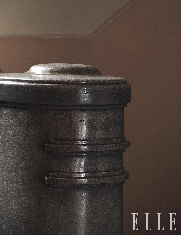 중앙 계단의 난간대를 지지하는 1층 바닥의 엄지 기둥에도 띠를 둘러 장식했다.