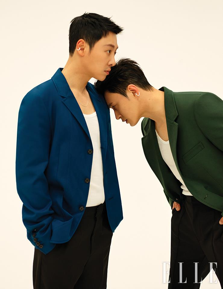 김동욱이 입은 재킷은 Berluti. 팬츠는 Trip Lë Sens. 김성규가 입은 재킷은 Recto. 팬츠는 Real Fake Dot. 슬리브리스와 이어 커프는 모두 스타일리스트 소장품.