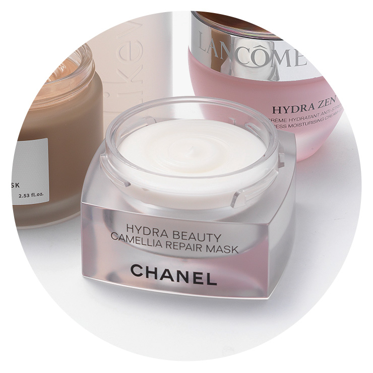 카멜리아 왁스가 피부에 보호막을 형성하고 판테놀이 무너진 피부 장벽을 개선해 주는 트리트먼트 밤. 이드라 뷰티 까멜리아 리페어 마스크, 9만5천원, Chanel.