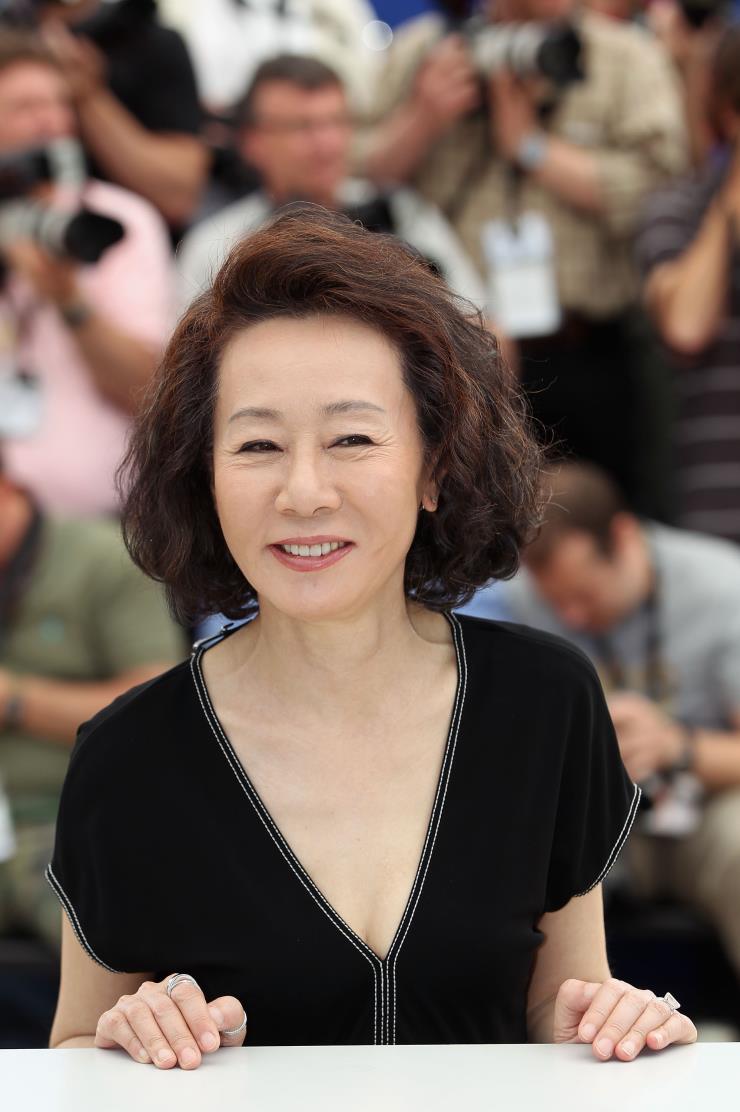드레스부터 캐주얼 룩까지, 언제나 멋스러운 윤여정의 스타일. 
