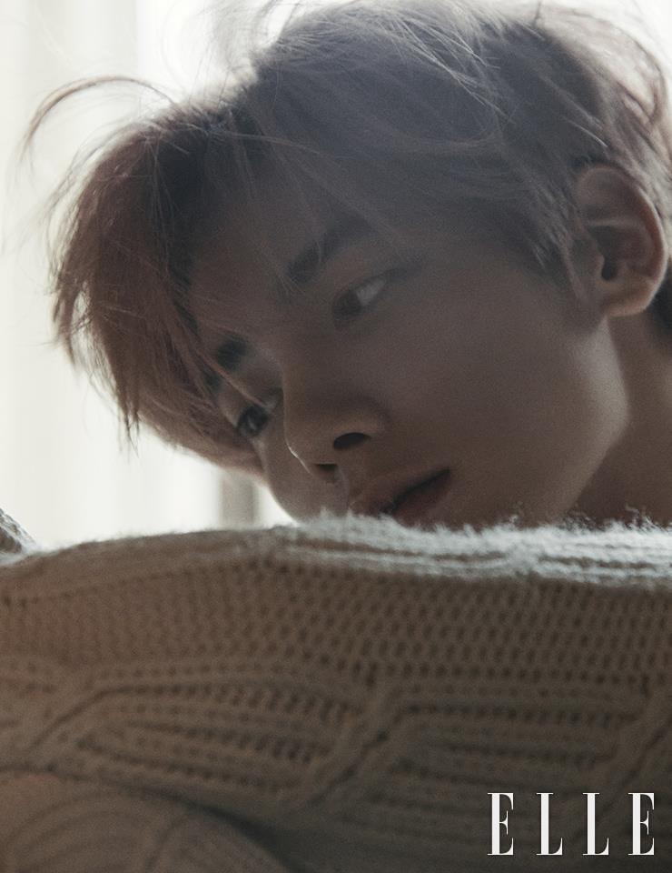 니트 톱은 Fendi.