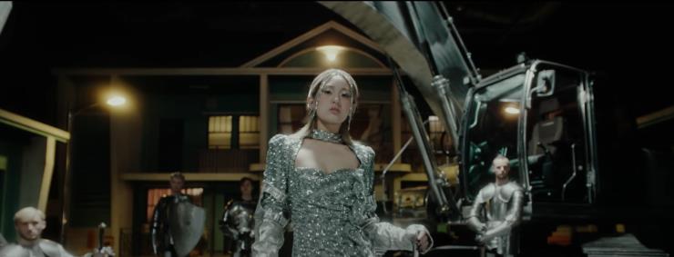 SOMI - 'What You Waiting For' M/V에서 캡쳐.