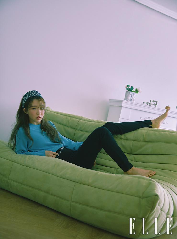 크롭 스웨트셔츠는 Nike. 타이츠는 Alexander Wang. 헤어밴드는 Dior.
