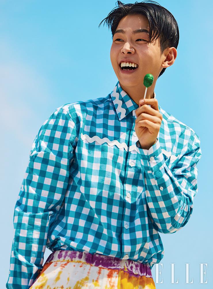 깅엄 체크 셔츠는 Prada. 날염 프린트 쇼트팬츠는 8 by Yoox.