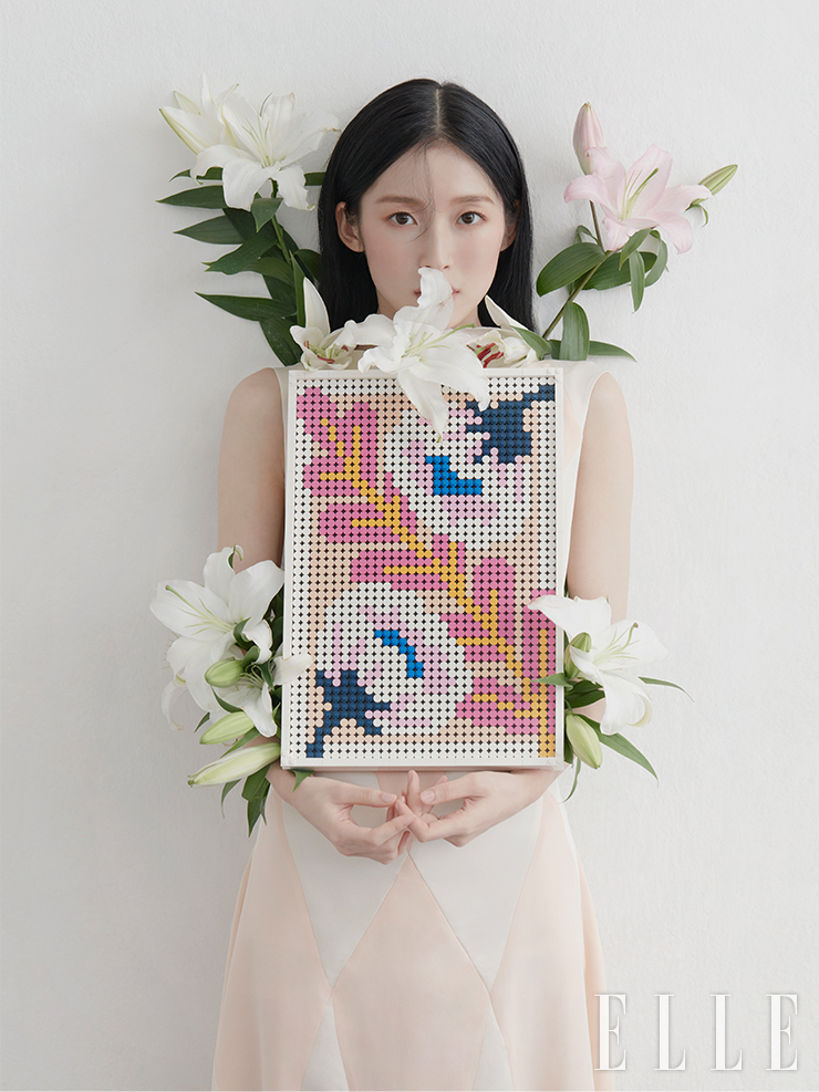 다채로운 꽃으로 나만의 갤러리 월을 꾸밀 수 있는 플라워 아트 액자는 LEGO. 원피스는 Hankim by Adekuver.