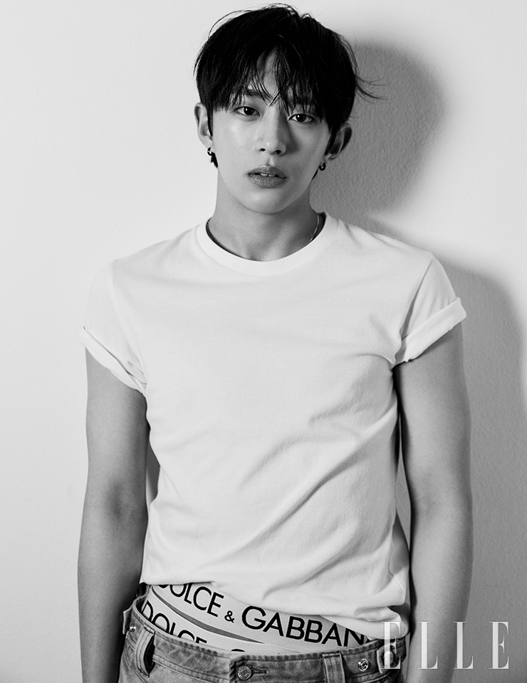 D1이 착용한 데님 팬츠는 Diesel. 언더웨어는 Dolce & Gabbana. 티셔츠와 네크리스는 스타일리스트 소장품. 이어링은 아티스트 소장품.