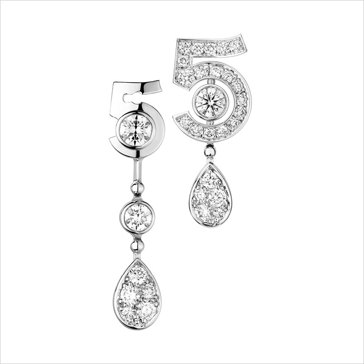 라운드 컷 다이아몬드를 세팅한 화이트골드 이터널 N°5 트랜스포머블 이어링, Chanel Fine Jewelry.