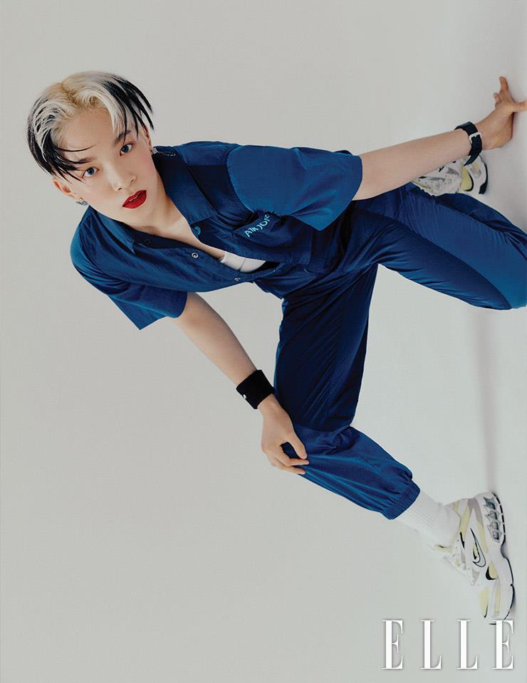 예리의 플라이트 수트와 스니커즈는 모두 Nike.
