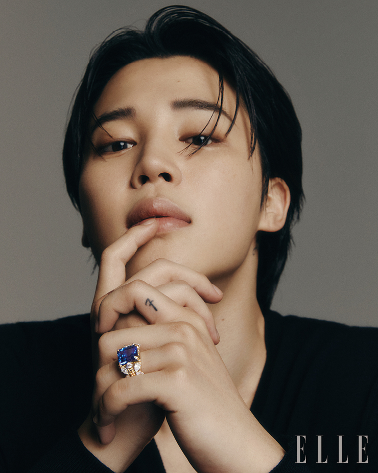 10캐럿의 쿠션 컷 블루 스피넬과 페어 셰이프 및 라운드 브릴리언트 다이아몬드가 세팅된 티파니 슐럼버제 버터플라이 링은 Tiffany & Co.