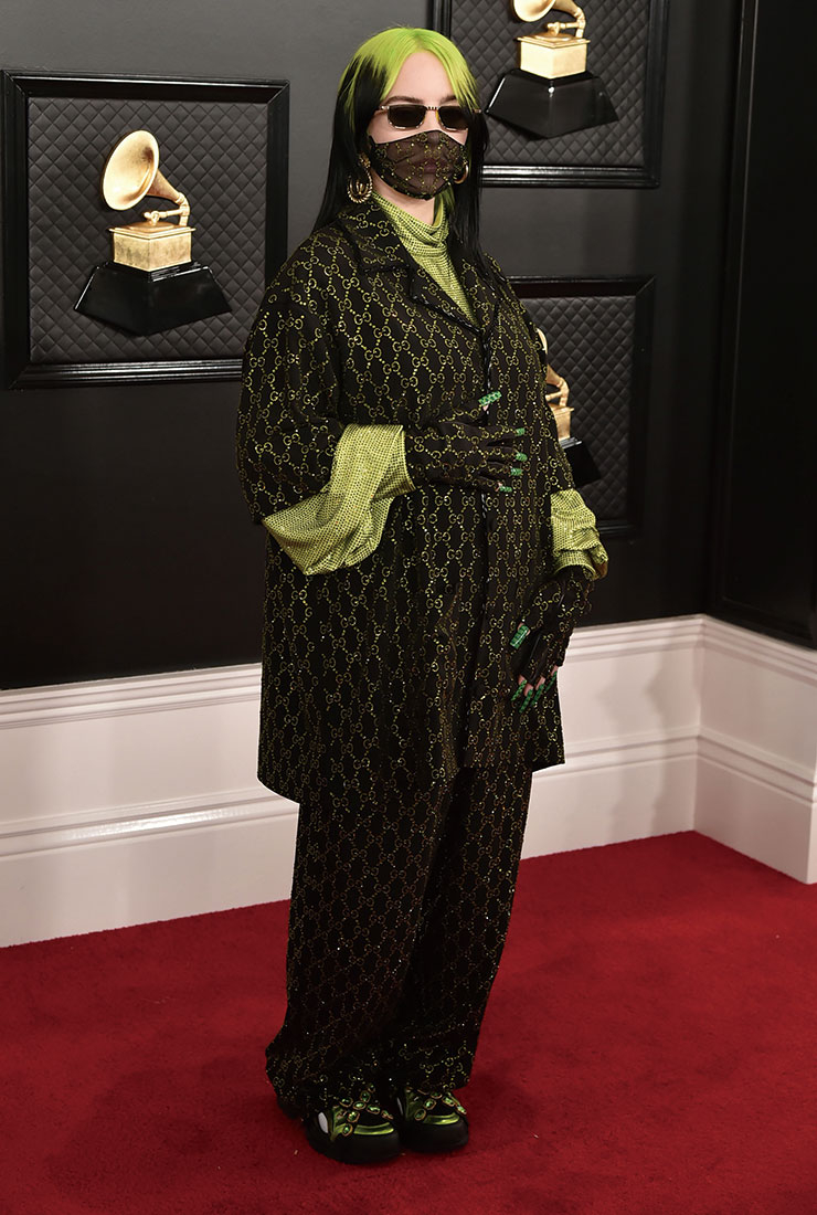 네온 컬러의 비즈 톱에 구찌 로고 셋업을 매치해 화려한 레드 카펫 룩을 완성한 빌리 아일리시. 이날 그녀는 총 4개 부문에서 수상하며 제62회 그래미 어워즈 주인공으로 자리매김했다. 