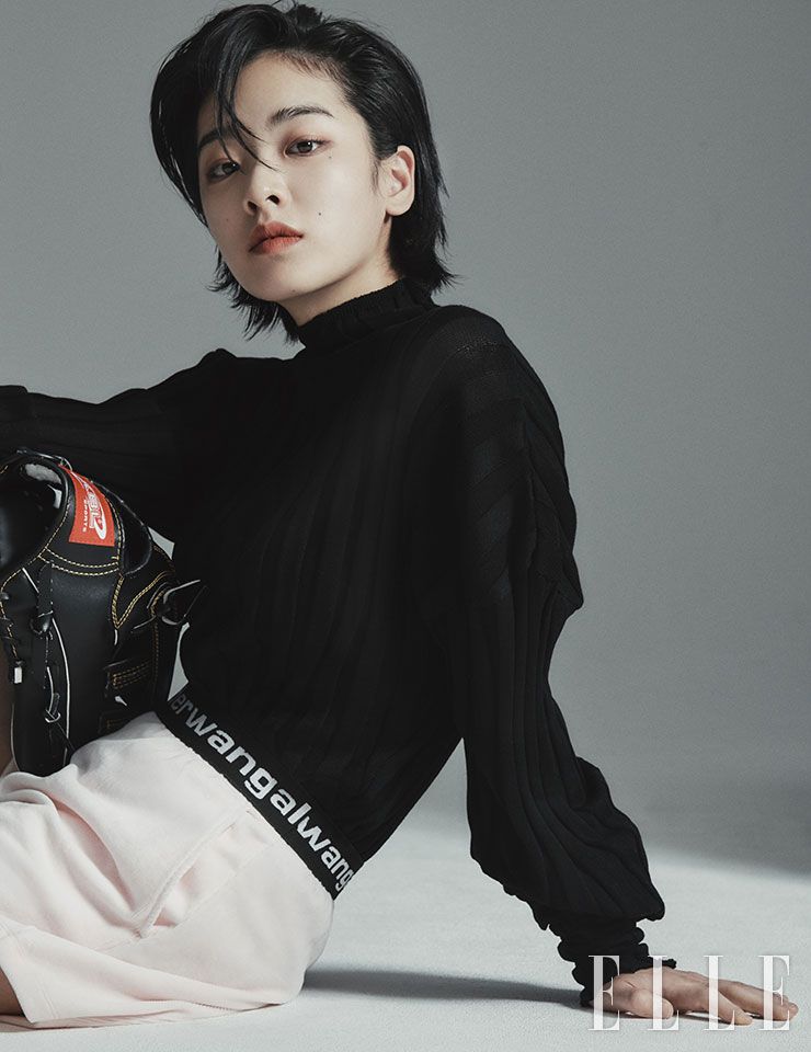 니트 소재 시스루 보디수트는 Boyarovskaya by Adekuver. 레터링 밴드 쇼츠는 Alexanderwang.