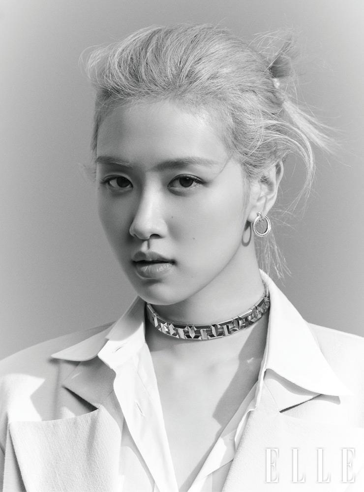 초커로 연출할 수 있는 그래픽적 디자인의 18K 로즈골드 티파니 T 트루 네크리스, 파베 다이아몬드가 세팅된 18K 로즈골드 티파니 T1 풀 다이아몬드 파베 이어링은 모두 Tiffany & Co. 크롭트 재킷은 Recto. 화이트 셔츠는 Lemaire. 