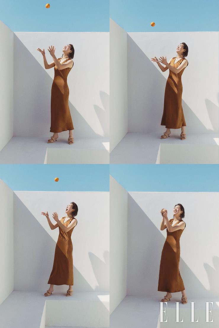 실크 드레스는 Weekend Maxmara, 샌들은 JW pei, 링은 Miltonstelle.
