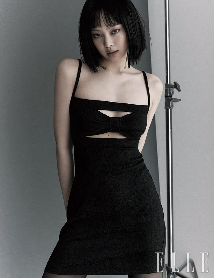 컷아웃 블랙 미니드레스는 Chanel. 