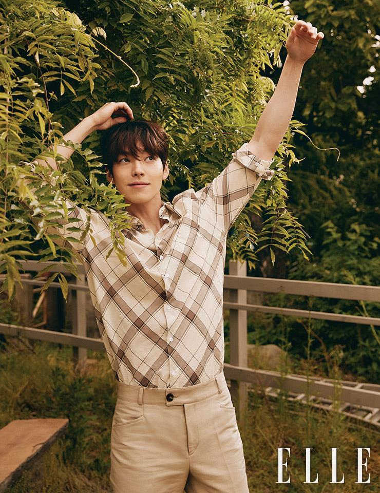 체크 셔츠는 Ernest W. Baker by 10 Corso Como Seoul. 베이지 팬츠는 스타일리스트 소장품.