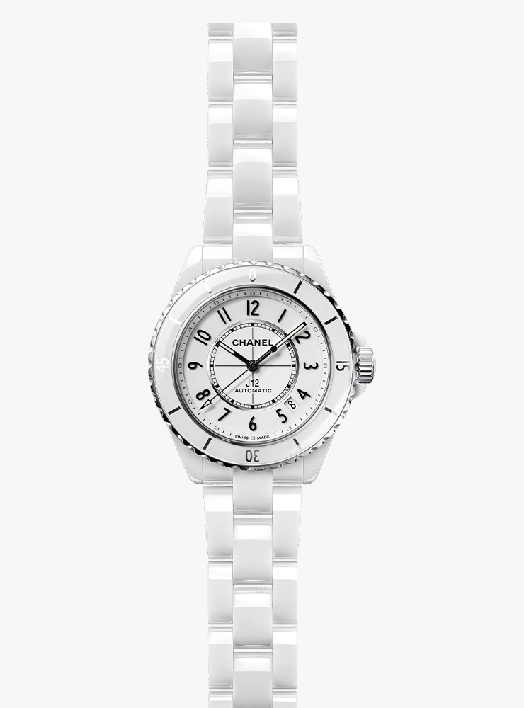 화이트 세라믹 소재와 래커 다이얼을 적용한 38mm 크기의 J12 워치.