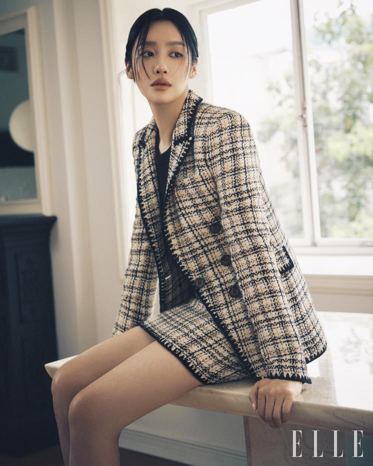 크로셰 디테일을 더한 트위드 재킷과 미니스커트, 블랙 탱크톱은 모두 Veronica Beard.